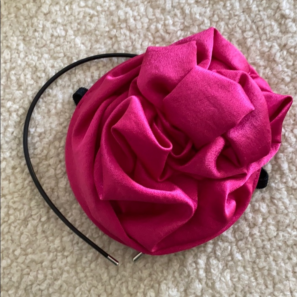 Hot pink fascinator hat to raise your accessory game!💗